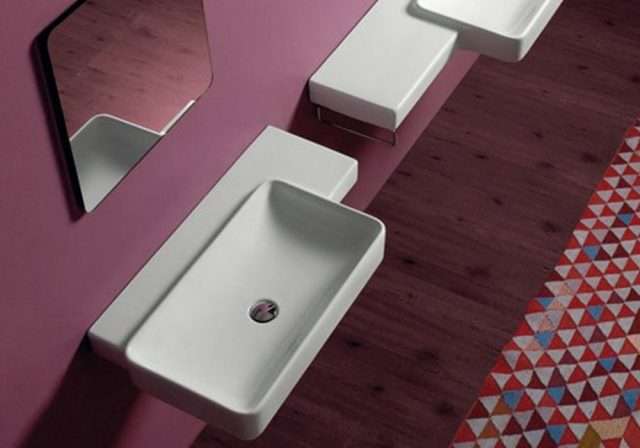 Arredo bagno disabili e salvaspazio: mobili sospesi su misura