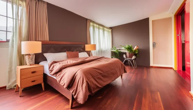 parquet iroko, esempio di una camera da letto con pavimento in iroko
