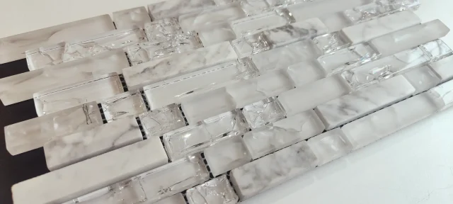 Muretto in bagno: come realizzarlo e rivestirlo per un look unico - Esempio di mosaici colore chiaro