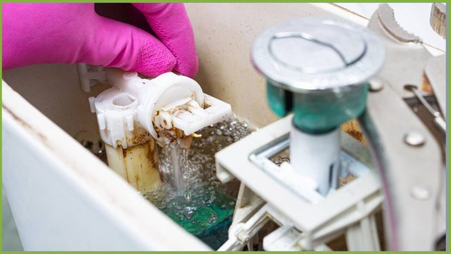 cassette di scarico bagno, interno di una cassetta difettosa