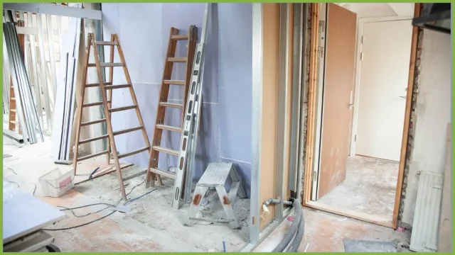 lavori di ristrutturazione casa con alcune scale e classico ambiente da cantiere  edile