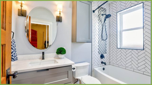 bagno colorato con specchio e piantina sul lavandino