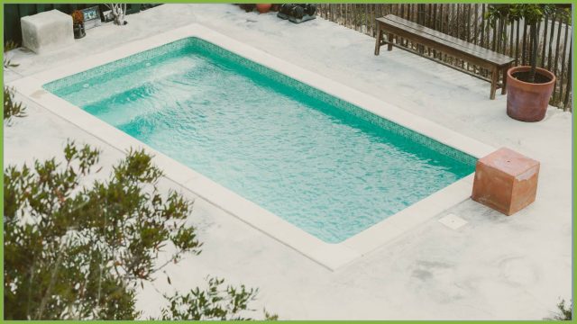 esempio di piscina esterna con gres porcellanato colore beige