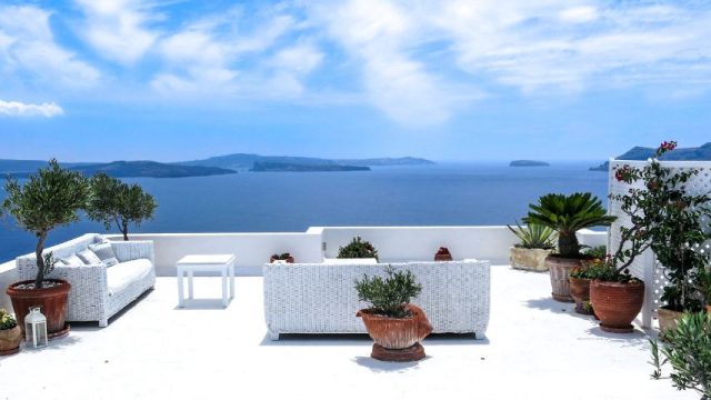 come arredare un terrazzo: esempio di terrazza sul mare a Santorini