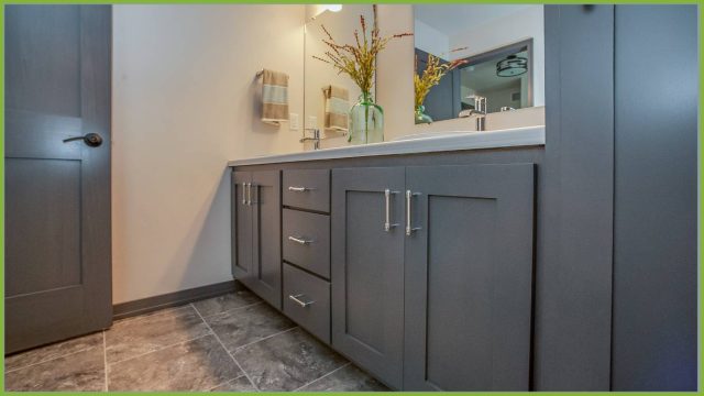 Tonalit&agrave; calde e avvolgenti per un bagno senza piastrelle